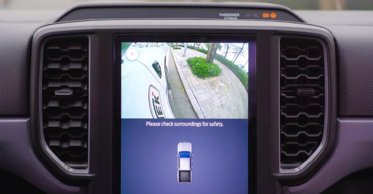 Camera sẽ tự động hiển thị góc quan sát bên phải khi chủ nhân xi nhan phải