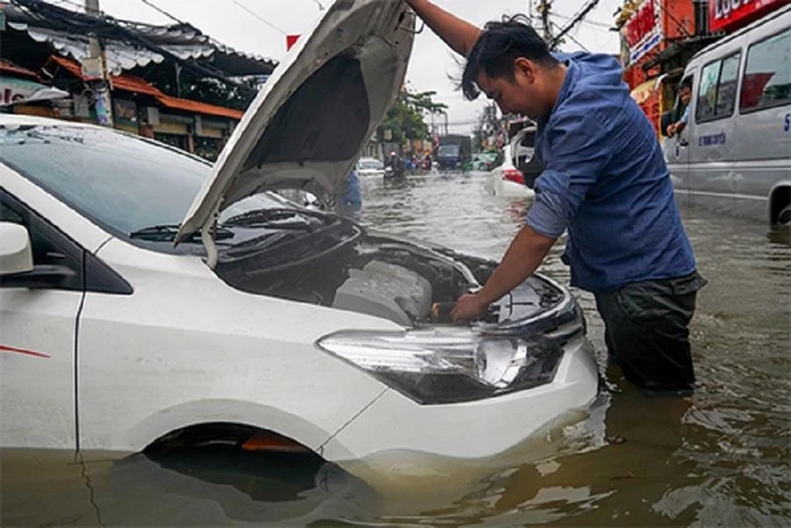 Xe đi ngập nước