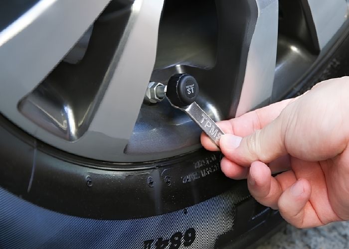 Người dùng cần kiểm tra loại van, kích thước đầu van, phương thức truyền tín hiệu xem có tương thích với xe không
