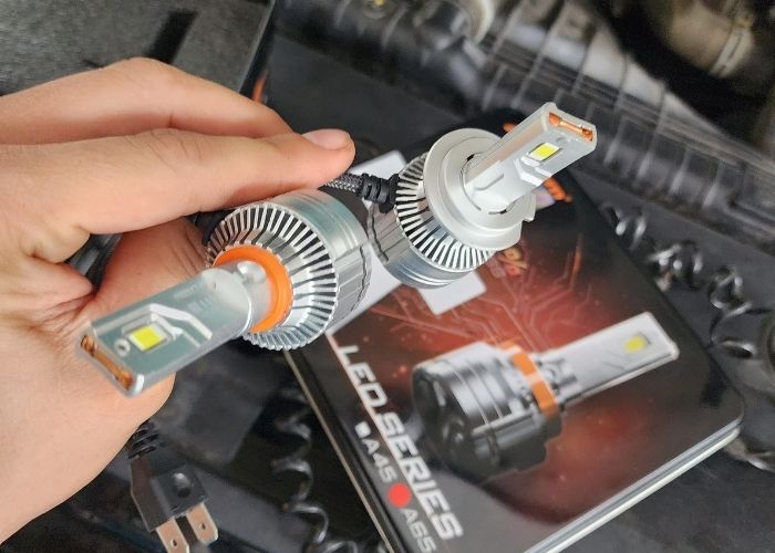 Aozoom A65 Pro có công suất 65W, nhiệt màu 6000K
